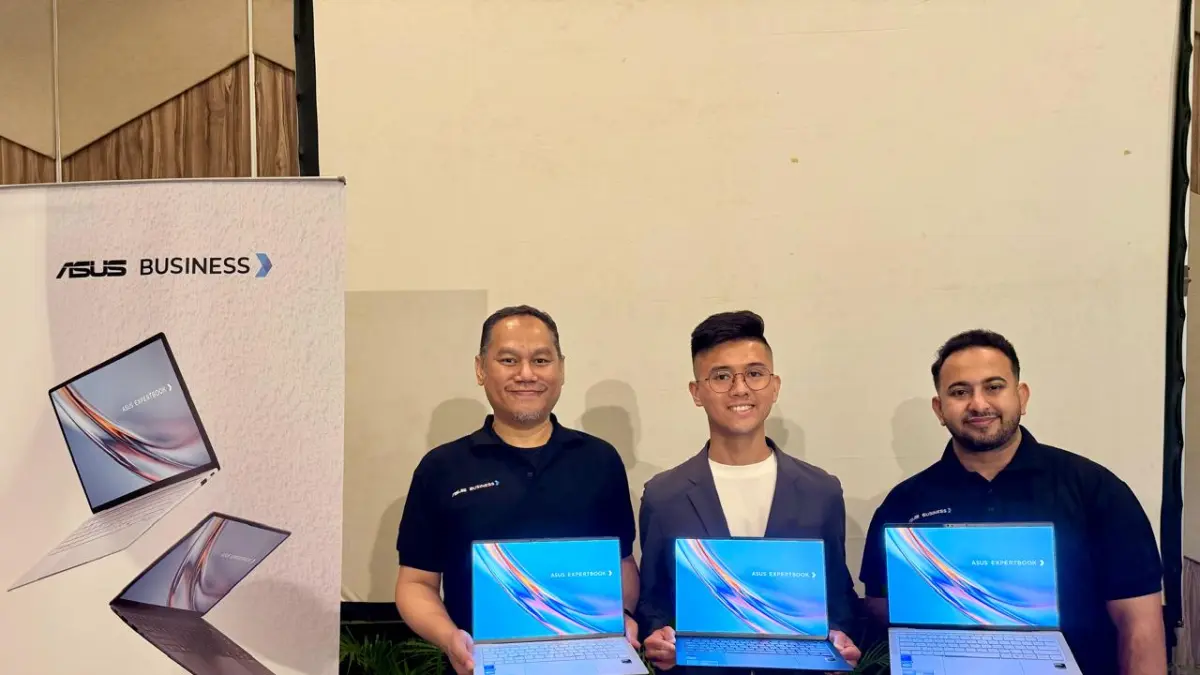 Ki-Ka: Muhammad Firman Head of Public Relation ASUS Indonesia; KevinPH Wang, ASUS Indonesia Commercial Marketing Manager, ASUS APAC Territory Senior Manager; Said Dahda, Commercial Technical PR ASUS Indonesia