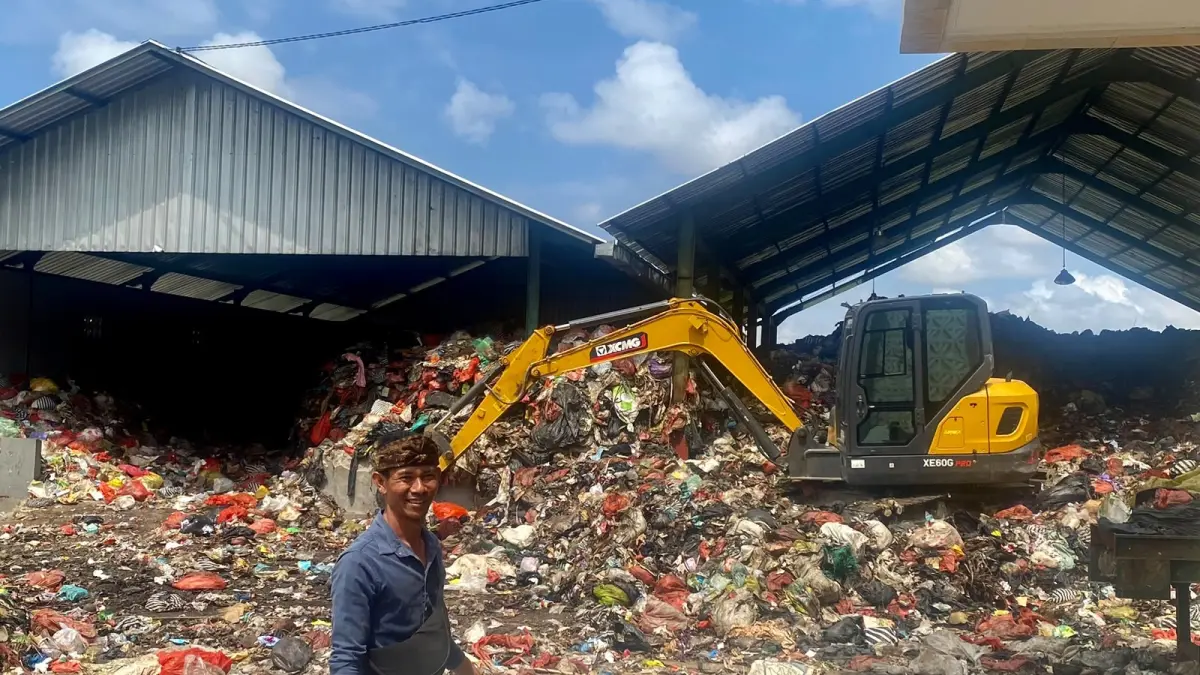 Kondisi penanganan tumpukan sampah di TPS3R Sempidi Bumi Resik Asri, Kelurahan Sempidi, Mengwi, Kamis (30/7). (Resa Kertawedangga/Bali Express)