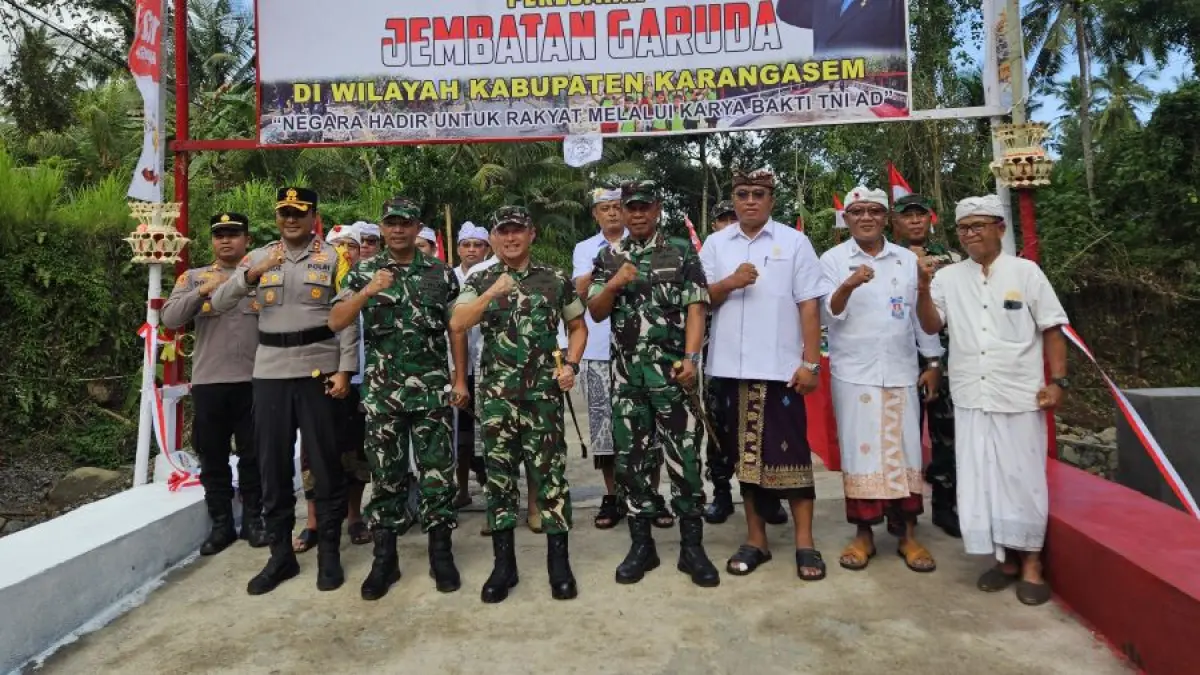 Pangdam IX/Udayana Mayjen TNI Piek Budyakto bersama jajaran meresmikan Jembatan Garuda di Desa Manggis, Manggis, Karangasem. (Adi Prabawa/Bali Express)

&nbsp;