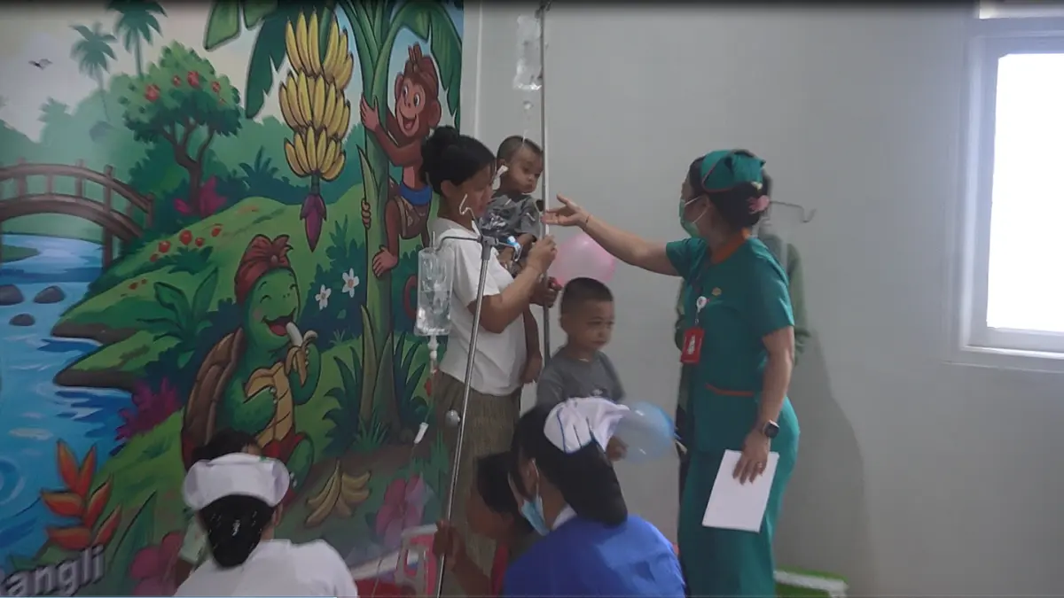 Pasien anak RSUD Bangli diajak di arena bermain yang temboknya dihiasi mural. (Ist)