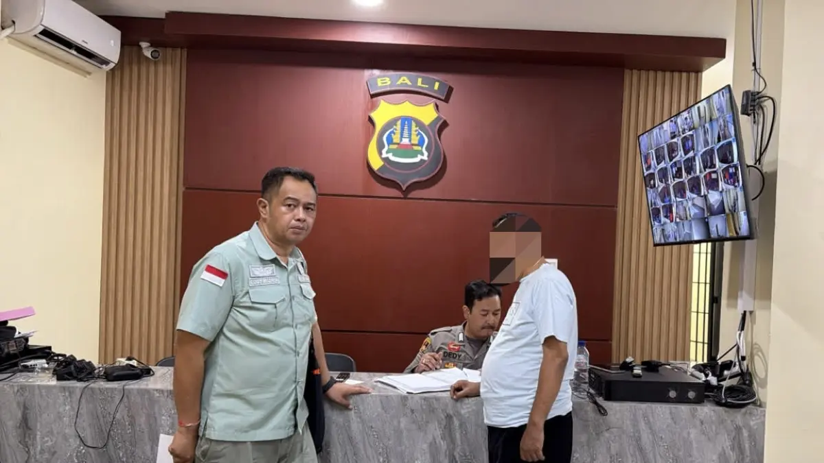 Pelimpahan tersangka dugaan pemalsuan surat oleh Polda Bali ke kejaksaan. (Bali Express/Istimewa)