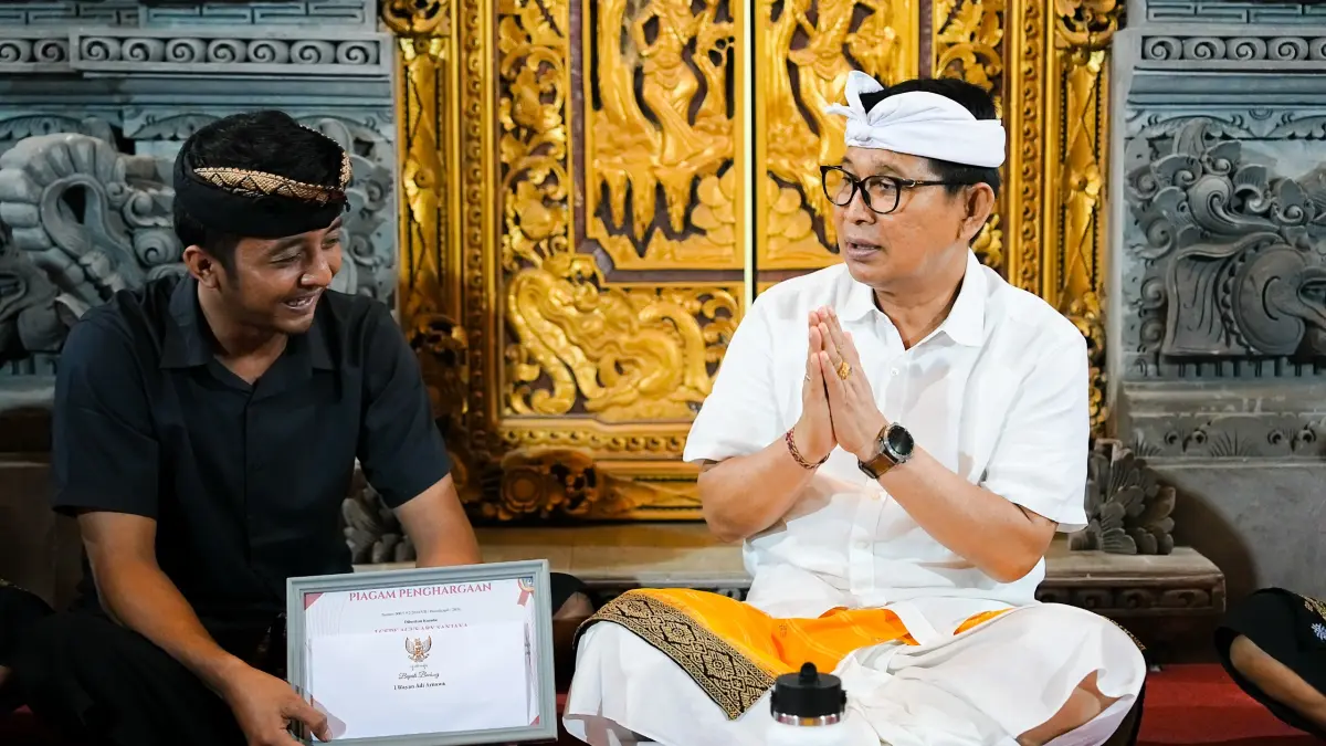 Bupati Adi Arnawa menyerahkan Piagam Penghargaan Tertib Administrasi Pengurusan Akta Kematian dan KK di Lingkungan Karang Suwung, Kelurahan Sading, Mengwi, Kamis (30/7). (PROKOMPIM SETDA BADUNG)