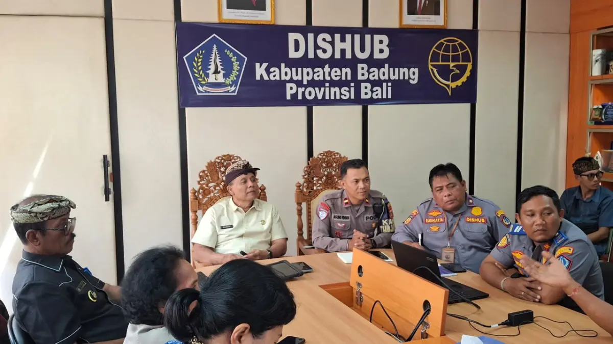 Dishub Badung saat menggelar rapat penindakan terpadu terhadap parkir liar di Terminal Mengwi, Kamis (30/7). (ist)
