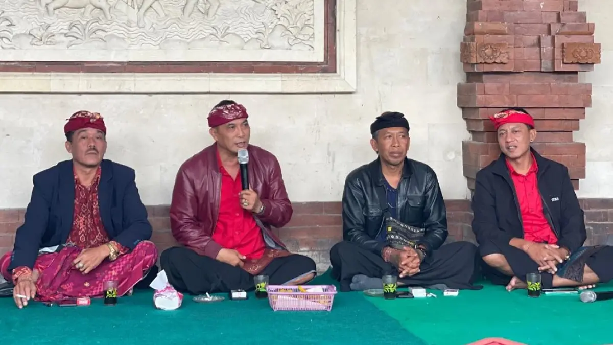 Ketua DPRD saat berdialog dengan masyarakat Banjar Juwuk Legi. (Ist)