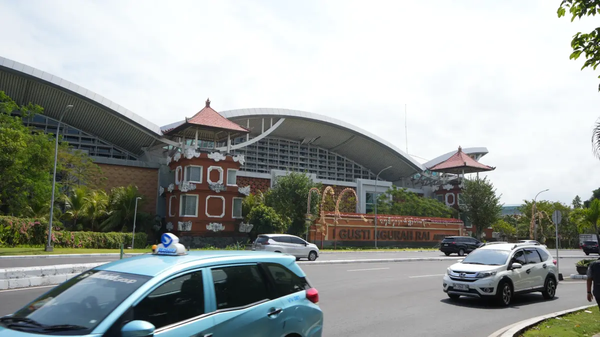 REKAYASA LALIN:&nbsp;Pengelola Bandara Internasional I Gusti Ngurah Rai mulai menerapkan rekayasa penyesuaian akses di Jalan Airport Ngurah Rai sejak Jumat (31/7)
