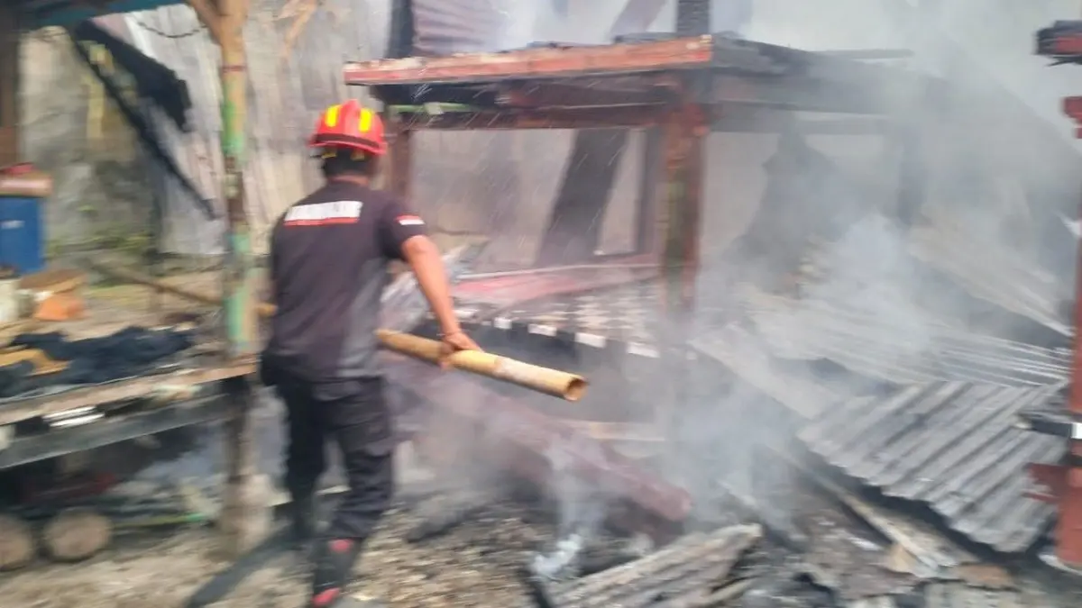 Tim Disdamkarmat melakukan pemadaman api saat kebakaran lumbung di Lokapaksa, Buleleng, Kamis (30/7/2026). (Ist)