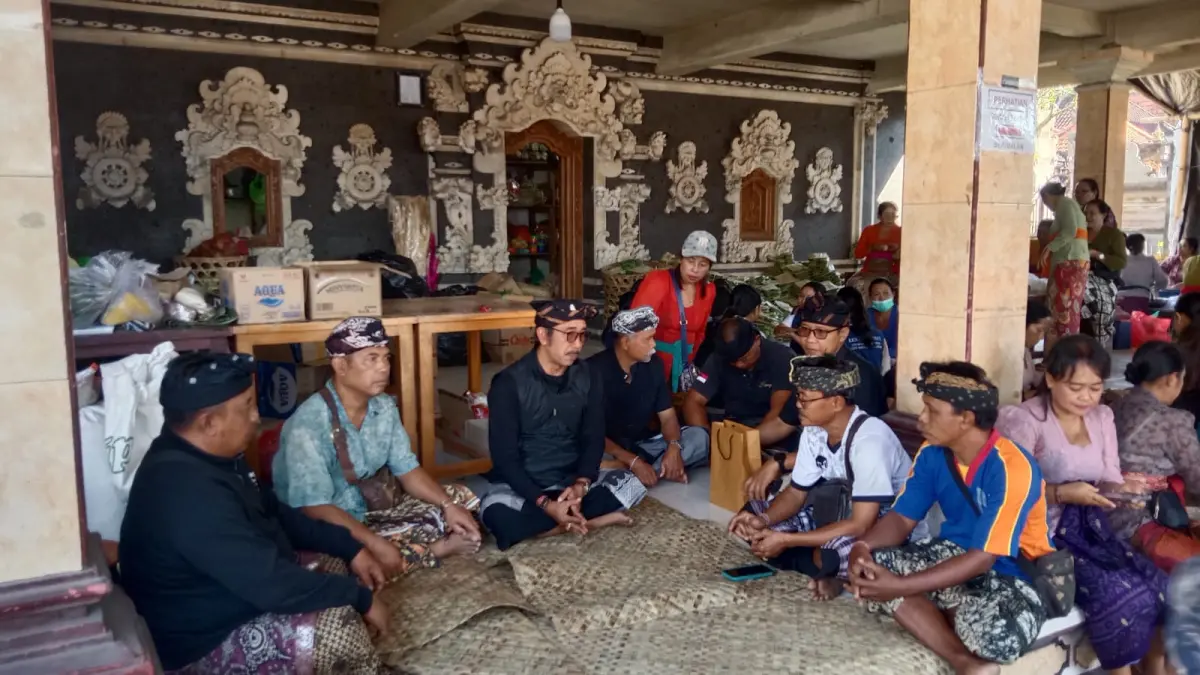 TRADISI : Bandesa Adat Sayan saat melaksanakan metempung di banjar yang melaksanakan ngaben massal.&nbsp;