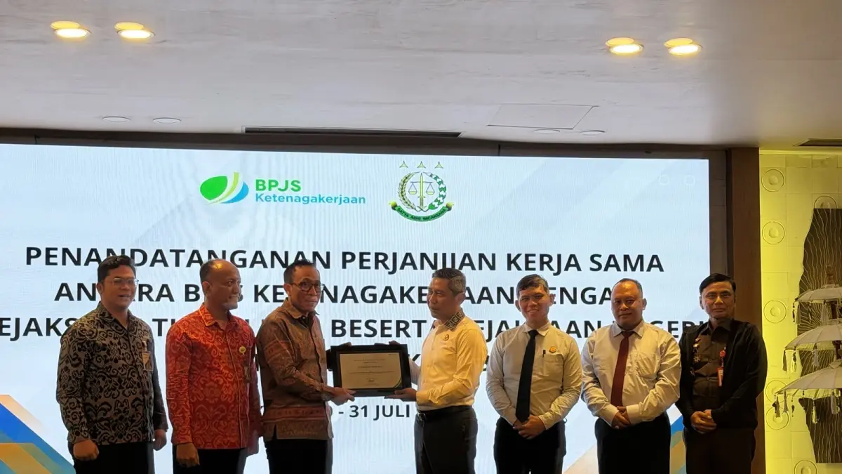 TUNGGAKAN: Penandatanganan perjanjian kerja sama antara BPJS Ketenagakerjaan dengan Kejaksaan Tinggi Bali dan Kejaksaan Negeri se-wilayah hukum Bali di Kuta, Kamis (30/7)