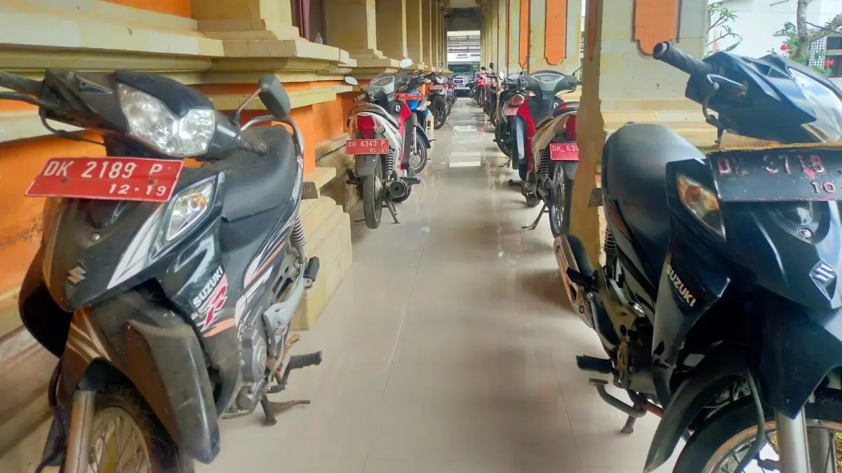 Sejumlah sepeda motor rusak terparkir di halaman Kantor Dinas Pertanian Ketahanan Pangan dan Perikanan (PKP) Bangli. (I Made Mertawan/Bali Express)