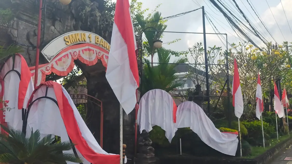 Semarak Hari Kemerdekaan mulai terasa di SMK N 1 Bangli, Jumat (31/7). (I Made Mertawan/Bali Express)