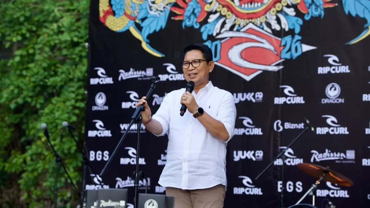 Bupati Adi Arnawa membuka kompetisi selancar internasional Rip Curl Cup Padang Padang Ke-23 di Pantai Padang Padang, Desa Pecatu, Kuta Selatan, Sabtu (1/8). (PROKOMPIM SETDA BADUNG)