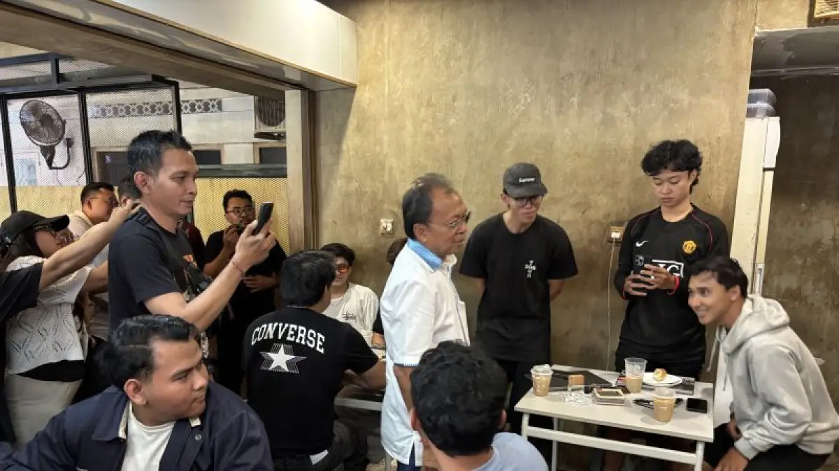 Gubernur Bali Wayan Koster bawa pesan kasih sayang di Hari Suci Tumpek Krulut saat menemui dan mentraktir masyarakat di UMKM Denpasar, Sabtu (1/8/2026). (ANTARA)