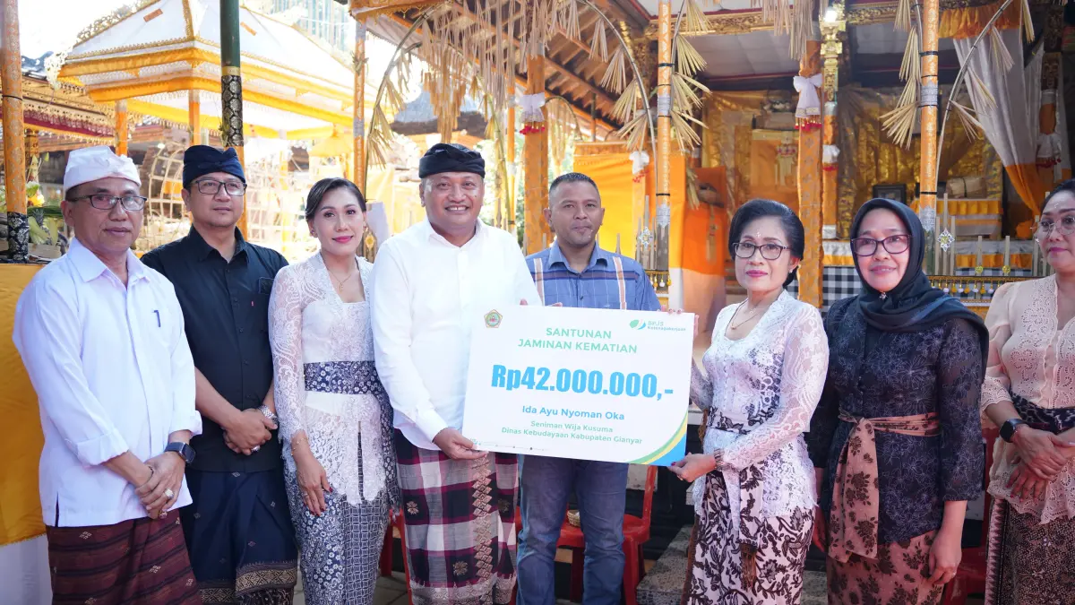 SANTUNAN : Penyerahan secara simbolis santukan BPJS Ketenagakerjaan.&nbsp;