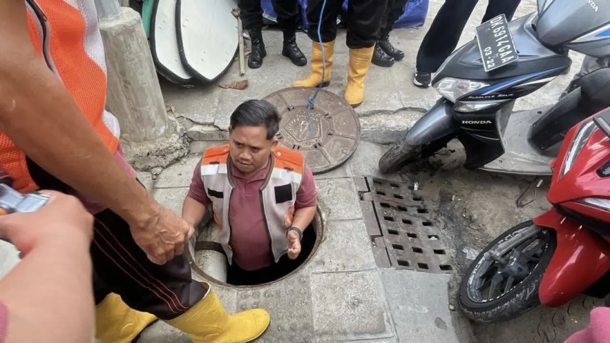 Tim DLHK Badung saat melakukan pemantauan terkait dugaan pencemaran limbah di Pantai Berawa, Desa Tibubeneng, Kuta Utara, Sabtu (1/8). (ist)