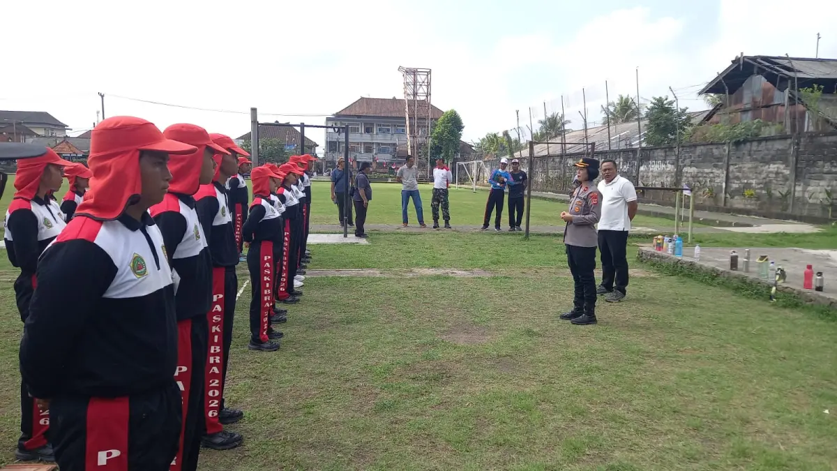 PASKIBRAKA : Paskibraka Kecamatan Blahbatuh disambangi oleh Kapolsek Blahbatuh.&nbsp;