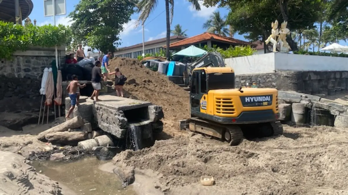 Proses penataan di Pantai Berawa, Desa Tibubeneng, Kecamatan Kuta Utara, Senin (3/8). (Resa Kertawedangga/Bali Express)