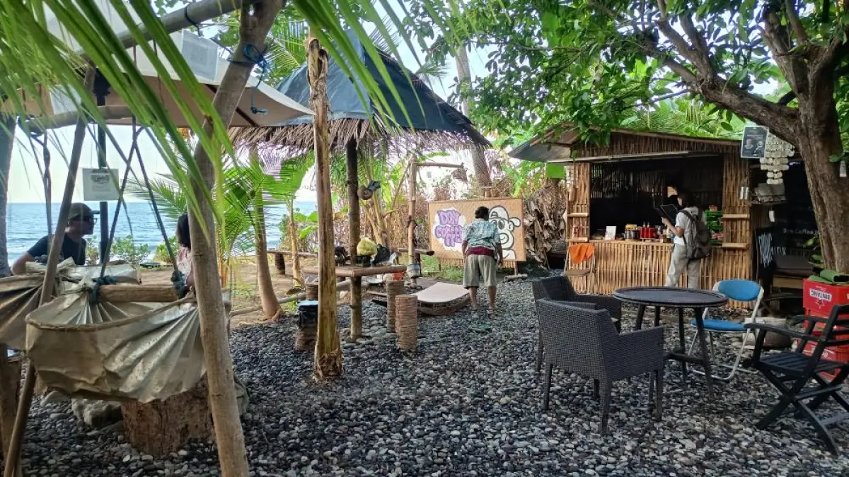 Don Coffee, Warung Kecil di Tengah Kebun Kelapa yang Menjaga Spirit Tanah Desa Les