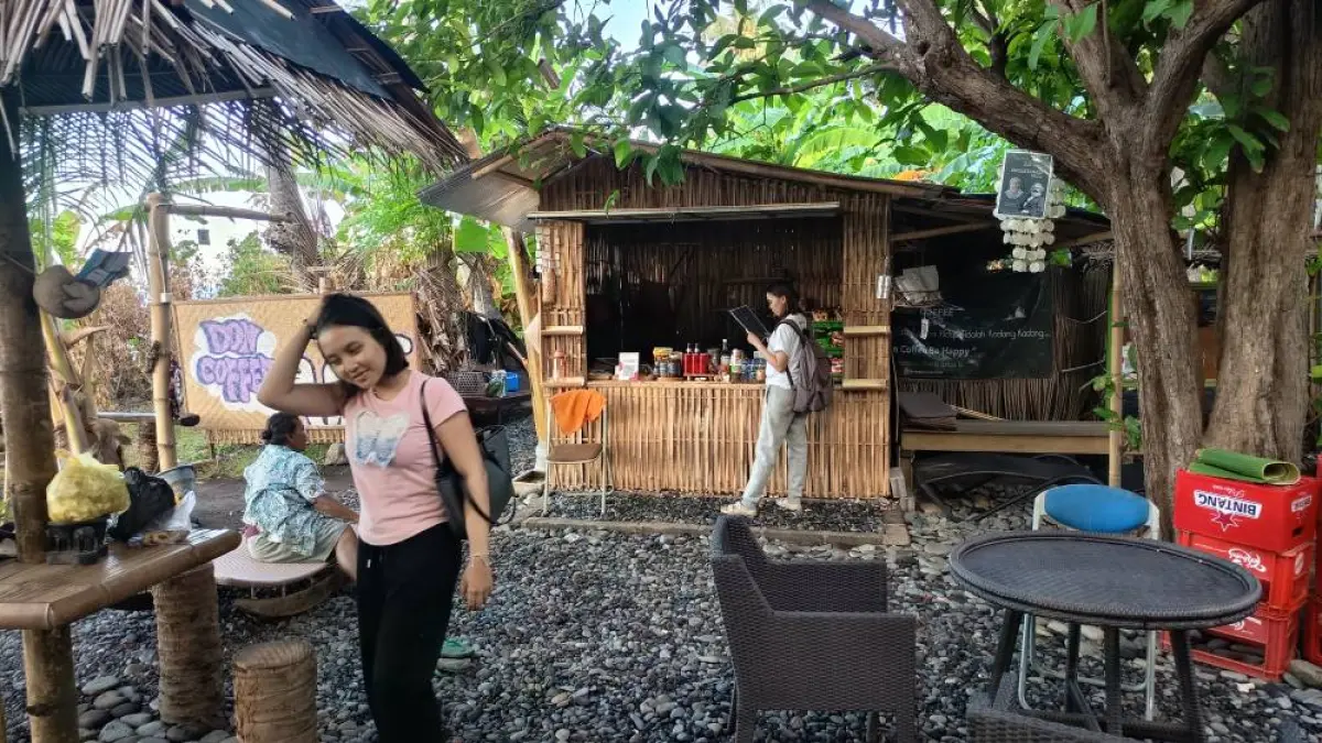 Don Coffee, Warung Kecil di Tengah Kebun Kelapa yang Menjaga Spirit Tanah Desa Les