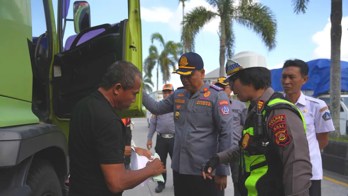 Dishub Badung bersama tim gabungan saat menertibkan parkir liar di sekitar Terminal Tipe A Mengwi, Rabu (5/8). (ist)

