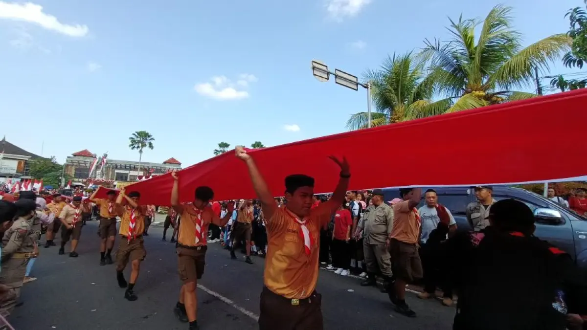 Parade Singasana Merah Putih di Tabanan dengan bendera 100 meter. (Kusuma Yoni/Bali Express)
