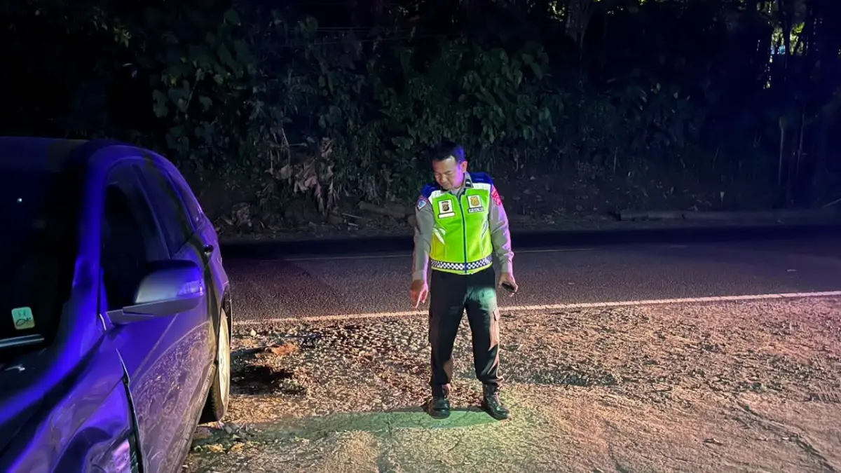 Polisi menunjukkan titik kecelakaan yang menewaskan pelajar di Karangasem, Senin (3/8/2026). (Ist)