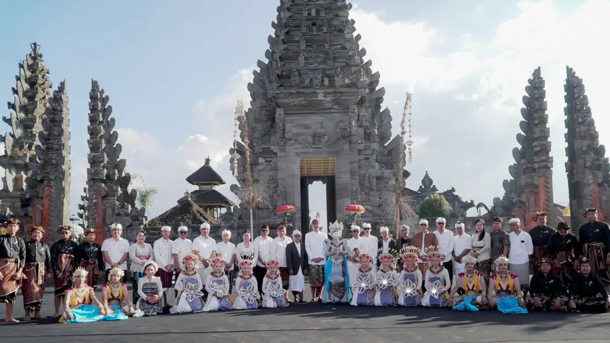 Tim UNHI Denpasar mempersembahkan buku Sandyakala Huluning Toya: Refleksi 100 Tahun Relokasi Batur sebagai wujud Jnana Yadnya untuk mengenang satu abad relokasi Batur sekaligus merawat memori, ketahanan budaya, dan peradaban spiritual Bali.
