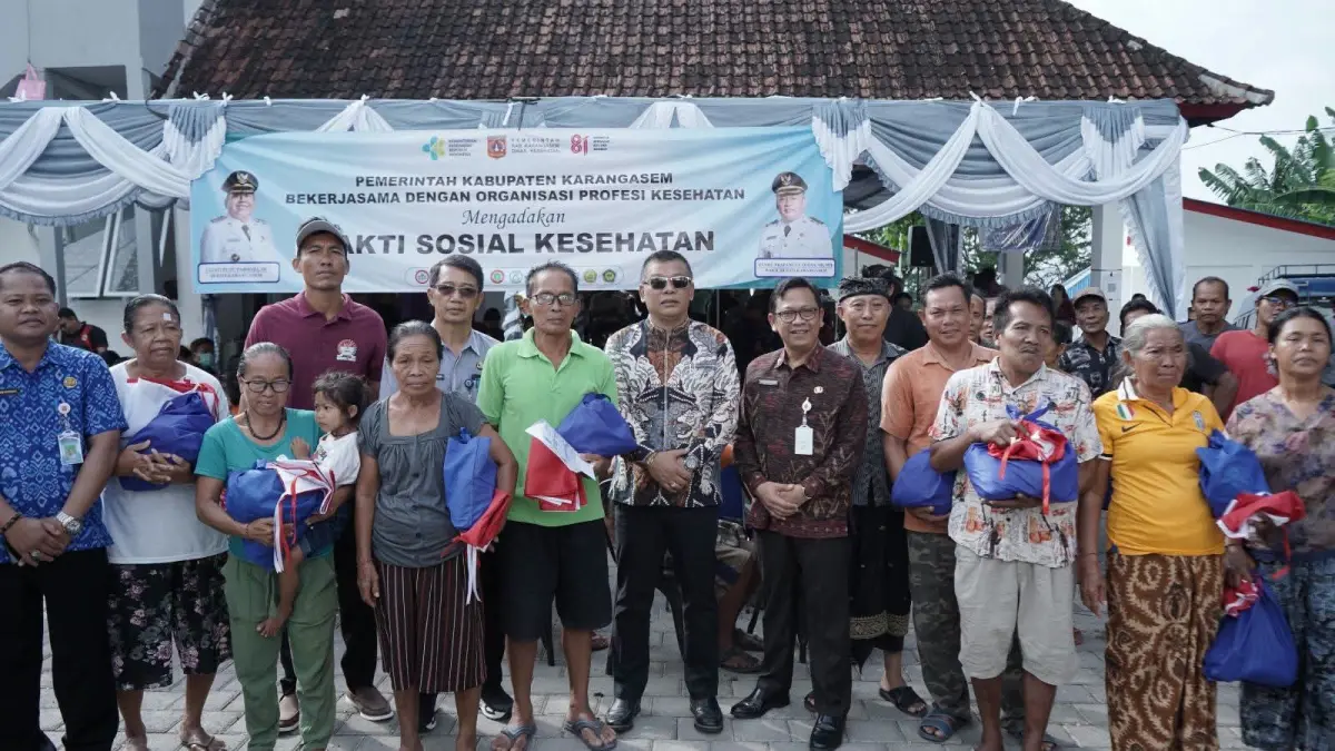 Wakil Bupati Karangasem Pandu Prapanca Lagosa saat meninjau pelaksanaan Bakti Sosial Kesehatan di Banjar Batu Kori, Desa Seraya Timur, Selasa (4/8).
