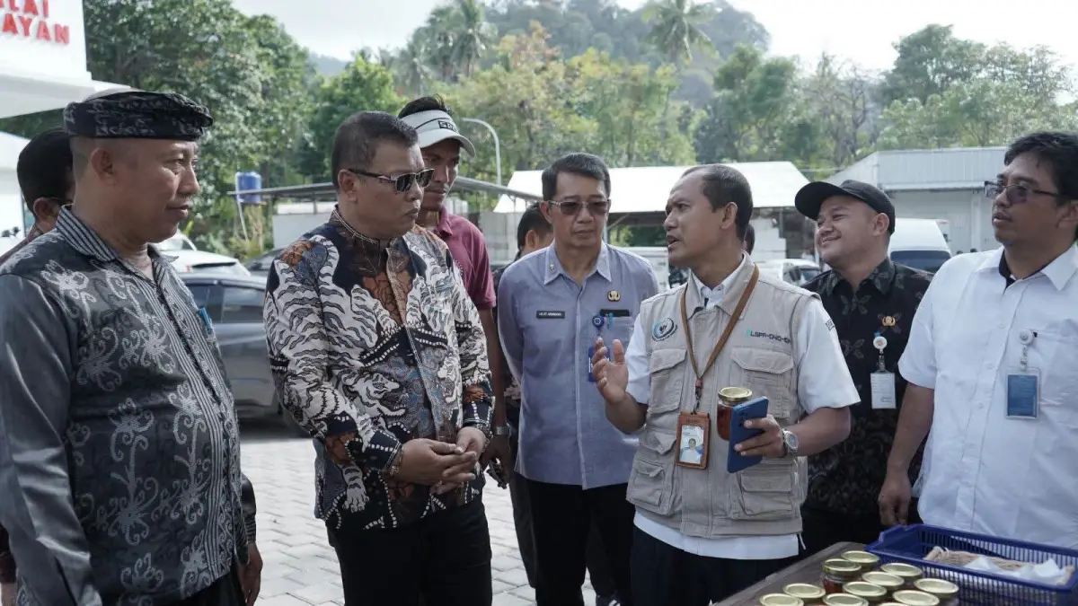 Wakil Bupati Karangasem Pandu Prapanca Lagosa saat meninjau pelaksanaan Bakti Sosial Kesehatan di Banjar Batu Kori, Desa Seraya Timur, Selasa (4/8/2026). (Ist)