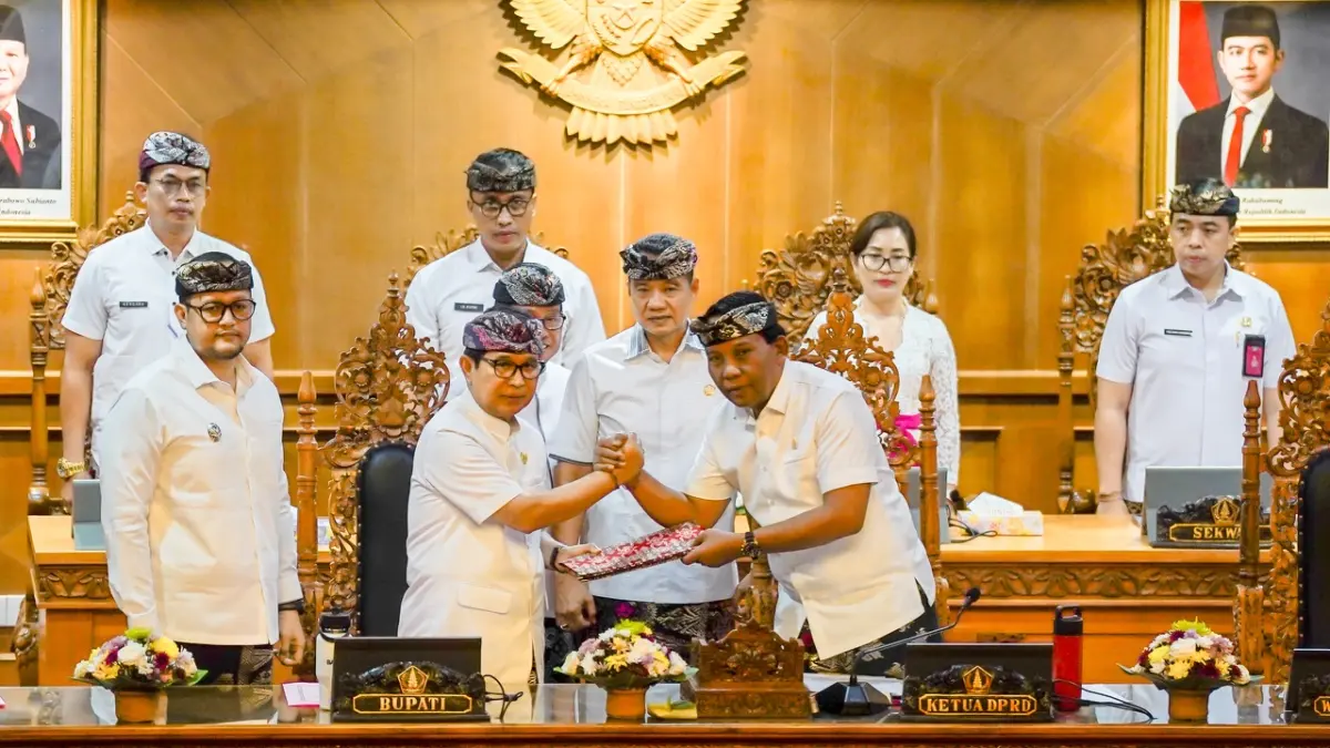 Bupati Adi Arnawa saat Rapat Paripurna Masa Persidangan Pertama, di Ruang Utama Gosana, Gedung DPRD, Puspem Badung, Kamis (6/8). (PROKOMPIM SETDA BADUNG)