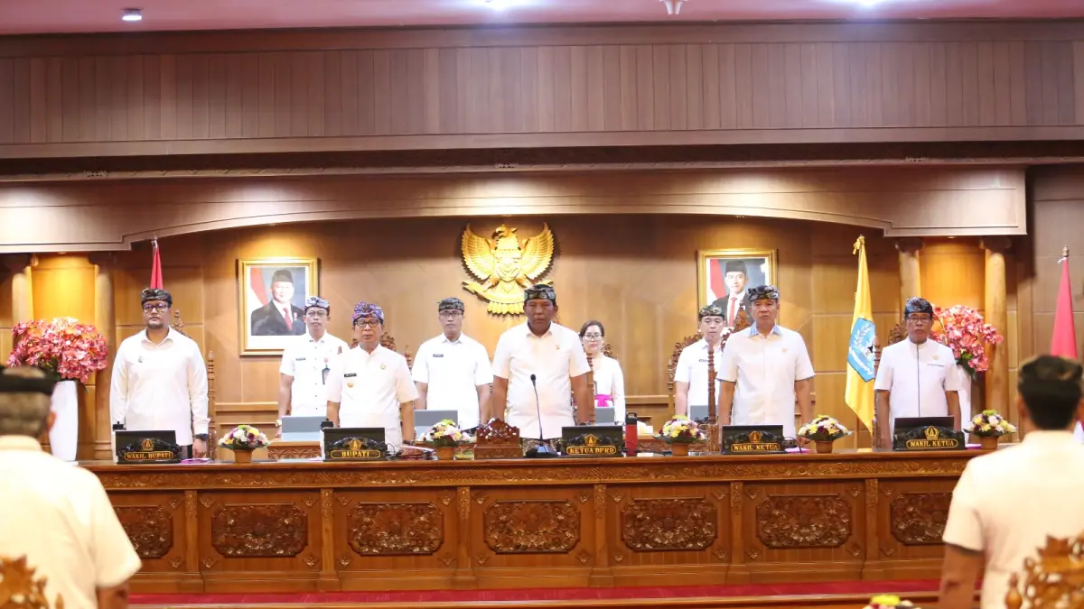 Ketua DPRD Badung, I Gusti Anom Gumanti saat memimpin rapat paripurna Rancangan KUA-PPAS Tahun Anggaran 2027, Kamis (6/8). (Humas DPRD Badung)