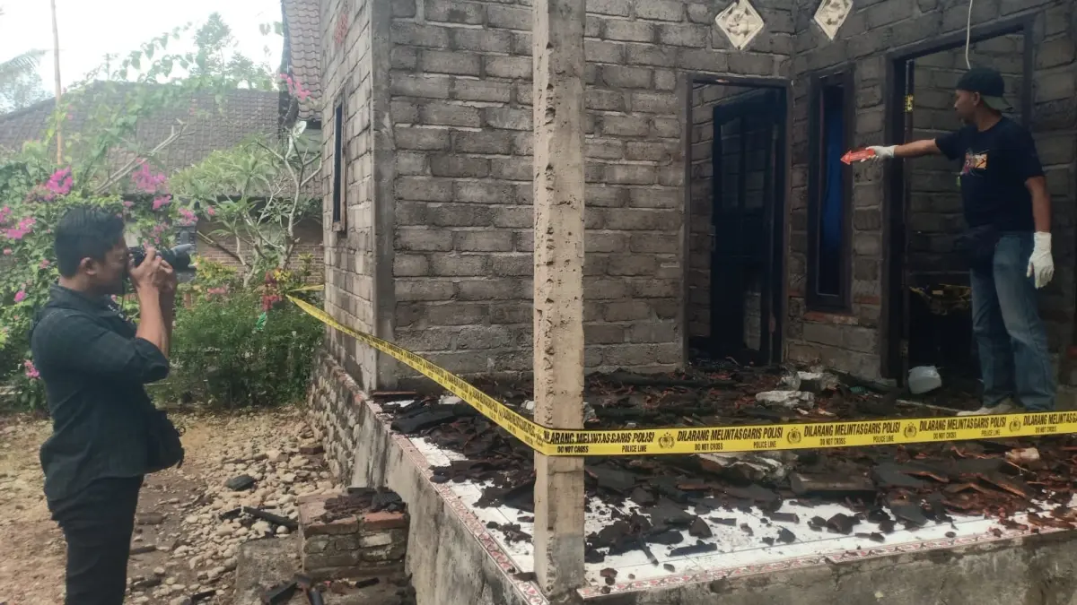 Kondisi rumah warga di Desa Manistutu, Kecamatan Melaya, Kabupaten Jembrana usai diamuk si jago merah, Rabu (5/8/2026). (Ist)

&nbsp;