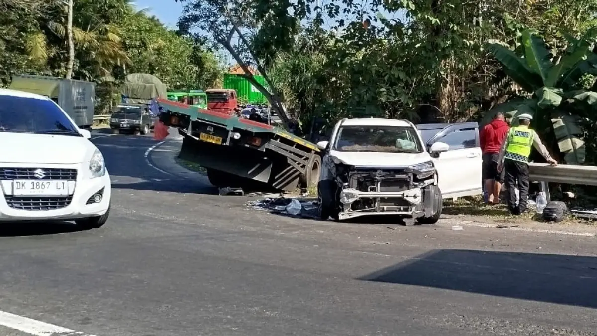 Toyota Veloz DK 1632 ACW yang terlibat kecelakaan di Jalan Raya Denpasar-Gilimanuk KM 65-66 Desa Pangyangan, Kecamatan Pekutatan, Kabupaten Jembrana. (Ist)