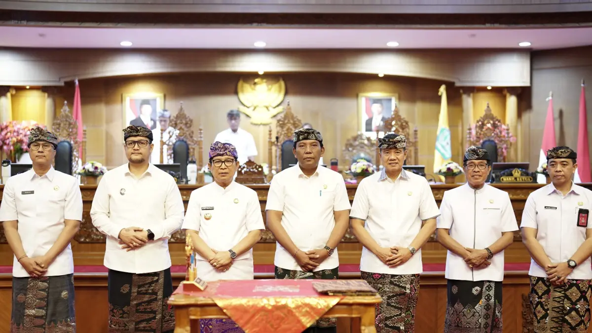 DPRD Badung saat menyepakati Rancangan KUA-PPAS dalam rapat paripurna, Kamis (6/8). (Humas DPRD Badung)
