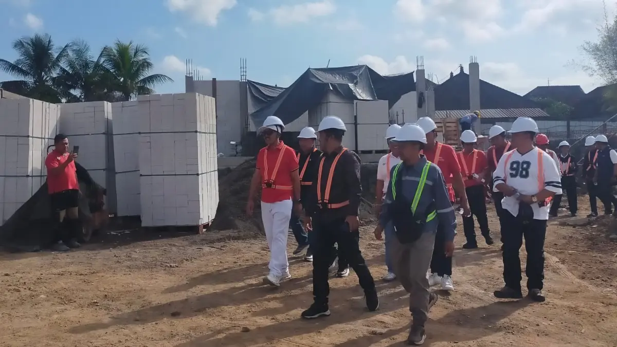 Bupati Bangli meninjau proyek rumah jabatan, Jumat (7/8/2026) (I Made Mertawan/Bali Express)