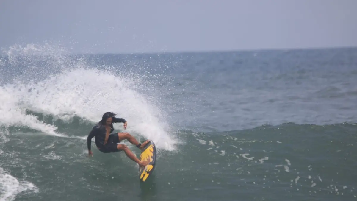 Aksi salah satu peselancar di event Medewi Board Riders Surfing Challenge 2026. (I Gde Riantory Warmadewa/Bali Express)
