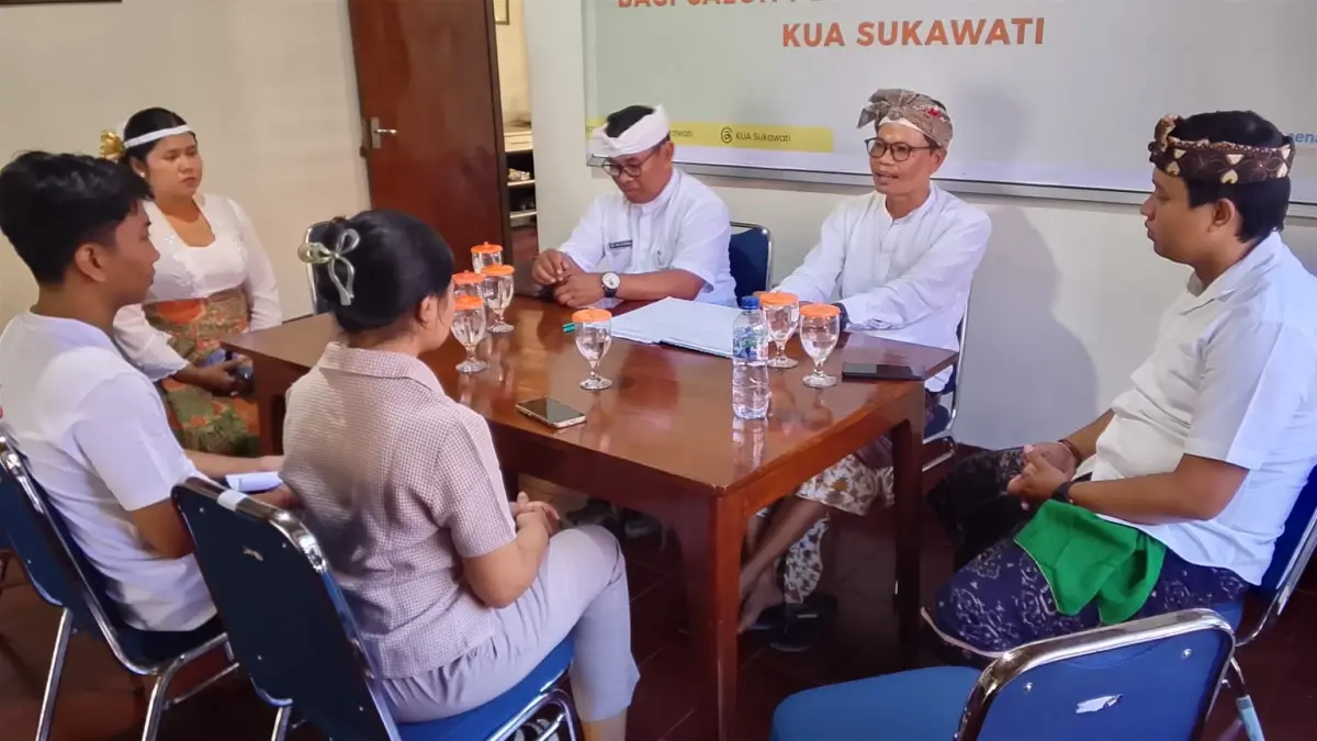 PEMBINAAN : Pembinaan pasangan catin Hindu di KUA Sukawati.&nbsp;