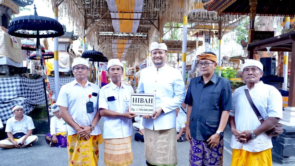 Wabup Bagus Alit Sucipta hadiri puncak Karya Melaspas, Mendem Pedagingan, Ngenteg Linggih, Padudusan Agung di Pura Dalem, Desa Adat Batubayan, Abiansemal, Sabtu (8/8). (PROKOMPIM SETDA BADUNG)