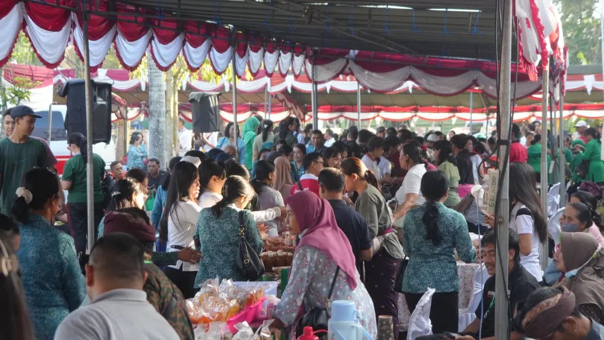 Pasar rakyat PKK Jembrana yang digelar di areal Gedung Kesenian Bung Karno. (ist)



