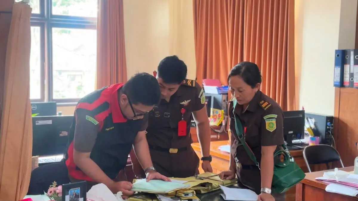 Penyidik Kejaksaan Negeri Tabanan menggeledah kantor Dinas Kesehatan Tabanan, Senin (10/8/2026). (Ist)