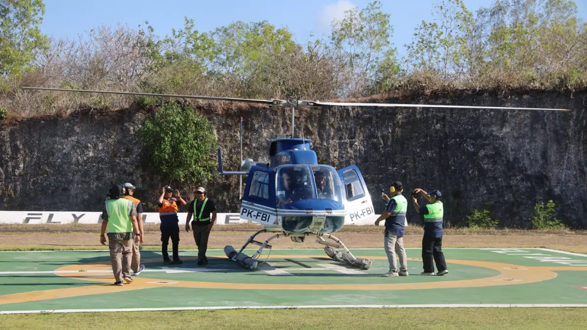 Wisatawan asing yang mencoba wisata helikopter di Bali, Senin (10/8). (ist)