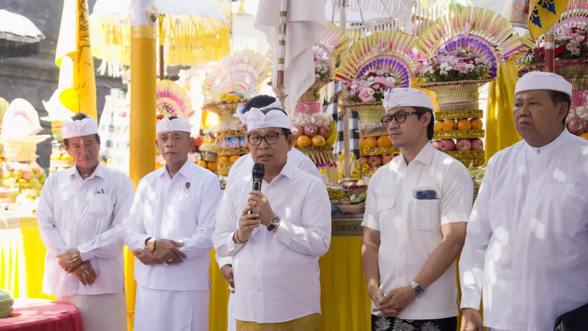 Bupati Adi Arnawa menghadiri karya Mamungkah, Ngenteg Linggih, Padudusan Alit, Medasar Caru Rsi Gana dan Caru Panca Rupa, Pura Maspahit, Banjar Kayu Tulang, Canggu, Kuta Utara, Rabu (12/8). (PROKOMPIM SETDA BADUNG)