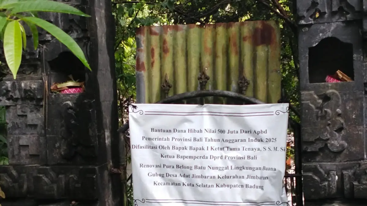 Spanduk bertuliskan bantuan dana hibah yang difasilitasi Ketu Bapemperda DPRD Bali untuk Renovasi Pura Belong Batu Nunggul, Jimbaran. (Bali Express/Istimewa)