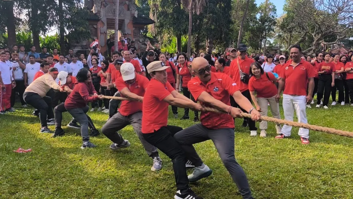 Tarik tambang antar-OPD digelar di halaman Kantor Bupati Bangli, Selasa (11/8/2026). (Diskominfosan Bangli)