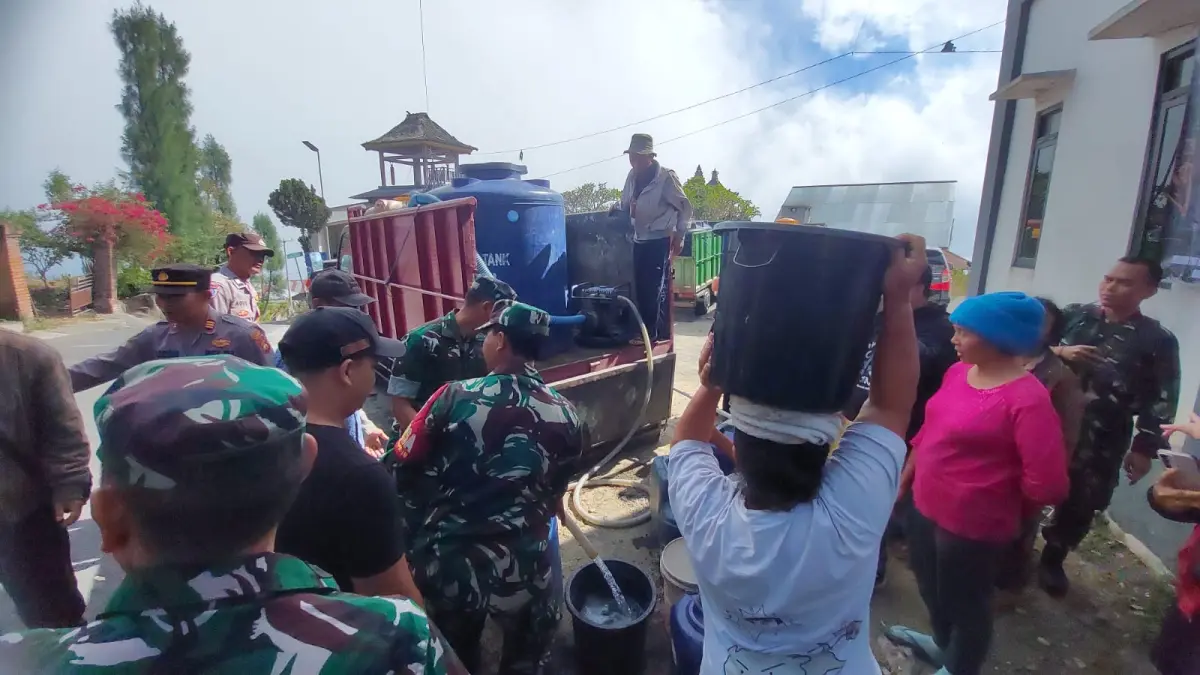 Korem 163/Wirastya menyalurkan air bersih di Desa Siakin, Kecamatan Kintamani, Bangli, Selasa (11/8/2026). (Ist)