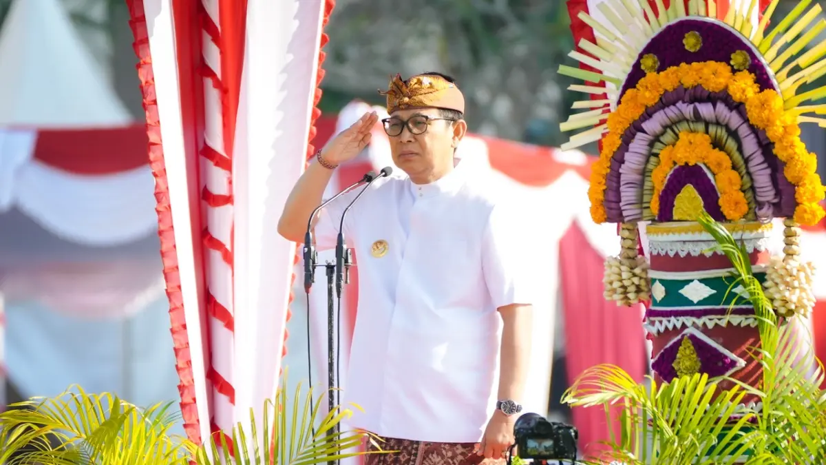 Bupati Adi Arnawa menjadi Inspektur Upacara saat HUT Ke-68 Provinsi Bali di Lapangan Mangupraja Mandala, Puspem Badung, Jumat (14/8). (PROKOMPIM SETDA BADUNG)