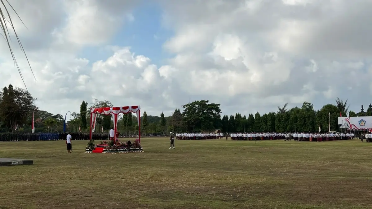 HUT:&nbsp;Gubernur Bali Wayan Koster saat memimpin Upacara Bendera Peringatan Hari Jadi ke-68 Provinsi Bali Tahun 2026 di Lapangan Niti Mandala, Renon, Denpasar, Jumat (14/8)