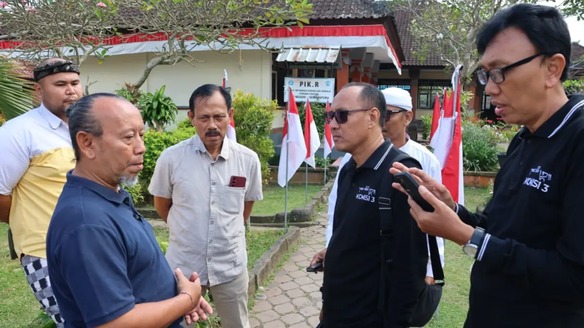 Komisi III DPRD Klungkung melakukan peninjauan ke SMPN 4 Semarapura. (Ist)

