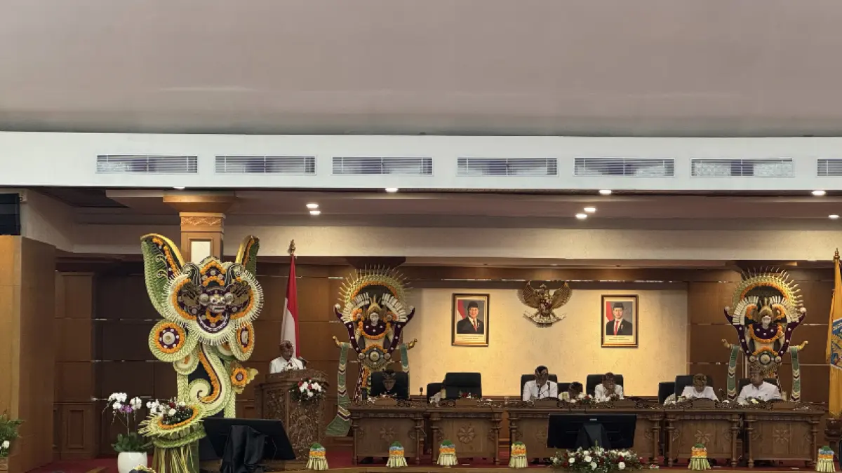 TARGET: Gubernur Bali Wayan&nbsp;Koster dalam Sidang Paripurna Istimewa di Ruang Sidang Utama DPRD Provinsi Bali, Jumat (14/8)