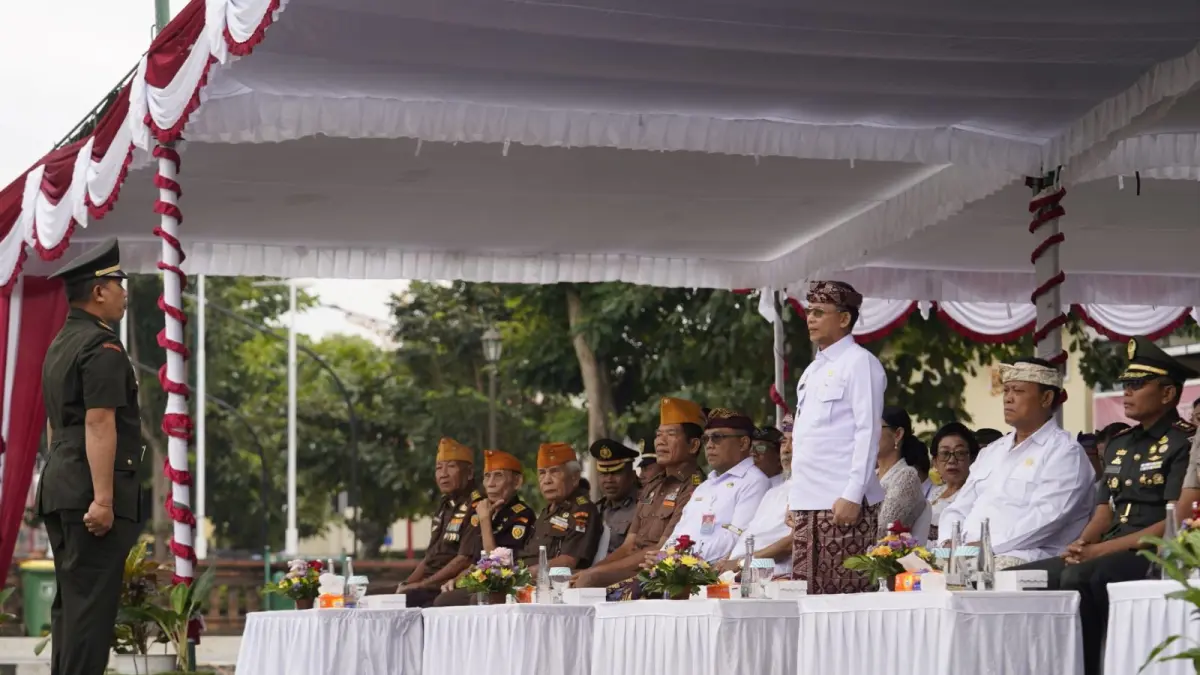 Bupati Klungkung I Made Satria bertindak sebagai Inspektur Upacara dalam peringatan HUT Provinsi Bali ke-68 di Alun-alun Ida Dewa Agung Jambe, Jumat (14/8/2026). (Ist)