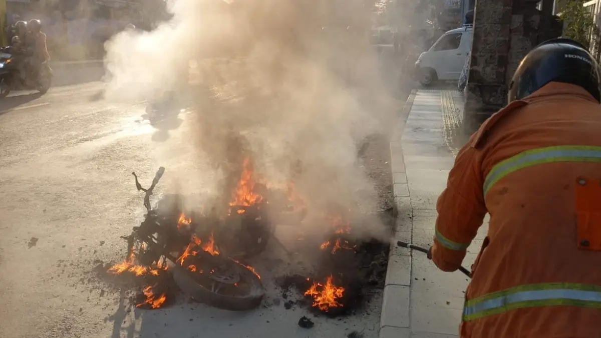 Sepeda motor Thunder terbakar usai isi bensin di SPBU TMP Negara, Jumat (14/8/2026). (Riantory Warmadewa/Bali Express)